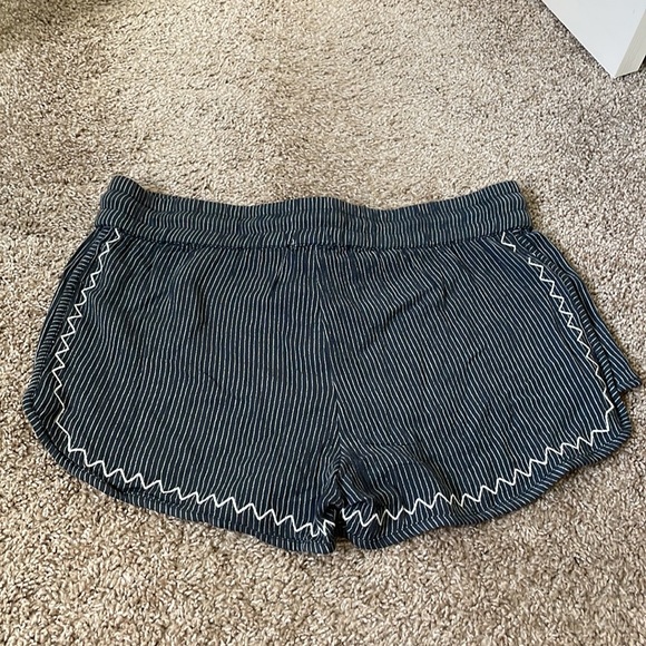 NWT Roxy Shorts size medium - Picture 4 of 5